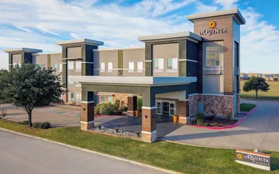 La Quinta Inn & Suites by Wyndham Ft. Worth - Forest Hill TX