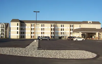 Mackinaw Beach & Bay Inn & Suites