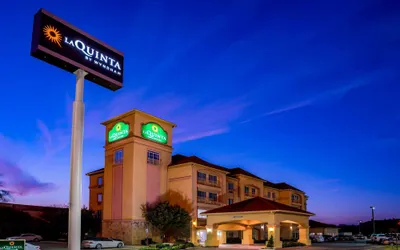 La Quinta Inn & Suites by Wyndham DFW Airport West - Bedford