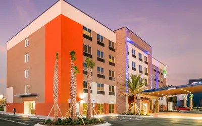 Holiday Inn Express & Suites Jacksonville - Town Center, an IHG Hotel