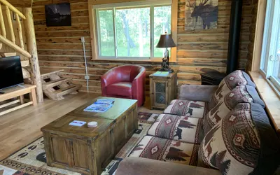 Cozy log cabin with fireplace and jacuzzi tub, close to skiing