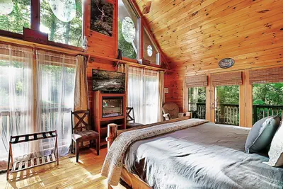 Photo 2 - By Dollywood! King Beds, Hot Tub, Arcade, Fire Pit