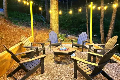 Photo 4 - By Dollywood! King Beds, Hot Tub, Arcade, Fire Pit