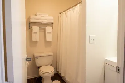 Photo 2 - Grand Canyon Gateway: Private Suite with Kitchenette-Sleeps 4