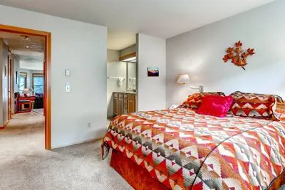 Photo 4 - Spacious 2Br Condo in Sleeps up to 6.