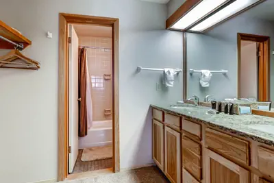 Photo 5 - Spacious 2Br Condo in Sleeps up to 6.