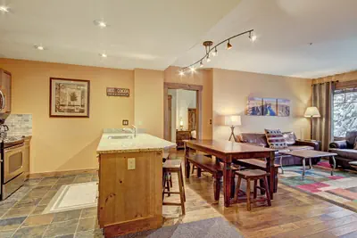 Photo 4 - Luxe 2Br 2Ba - Rocky Mountain Views + Walk to Mainstreet