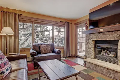 Photo 3 - Luxe 2Br 2Ba - Rocky Mountain Views + Walk to Mainstreet