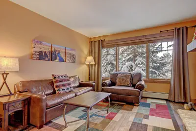 Photo 2 - Luxe 2Br 2Ba - Rocky Mountain Views + Walk to Mainstreet