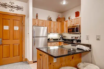 Photo 5 - Studio Condo next to slopes! Sleeps 4. Kids ski free!