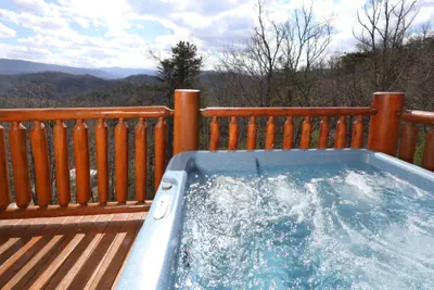 Photo 5 - Spacious Mountain Lodge with Deluxe Amenities