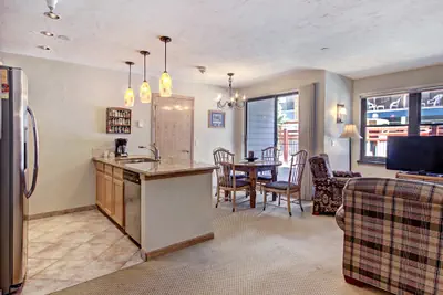 Photo 5 - Warm , Inviting 1Br Winter Escape-Perfectly located Downtown