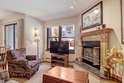 Photo 2 - Warm , Inviting 1Br Winter Escape-Perfectly located Downtown