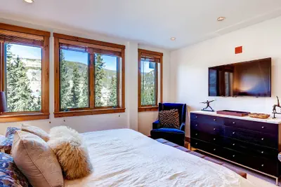 Photo 2 - Luxury 4Bdr Ski In-Out Condo-Premium Amenities