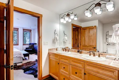 Photo 5 - Luxury 4Bdr Ski In-Out Condo-Premium Amenities