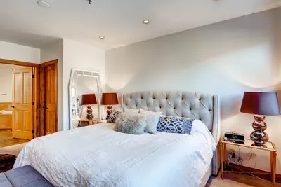 Photo 3 - Luxury 4Bdr Ski In-Out Condo-Premium Amenities