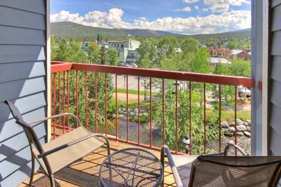 Photo 3 - Bright Scenic Studio Walk to Ski and Apres-Ski - Sleeps 4