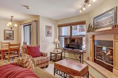Photo 3 - Cozy  & Convenient 1Br - Just steps to Vibrant Apres-Ski 4ppl