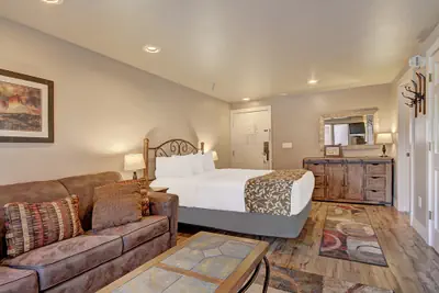 Photo 4 - Winter Ski-in/out Studio Sleeps 4, Steps to Historic Main St
