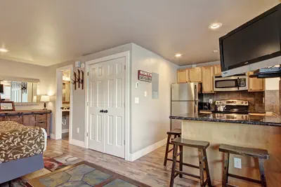 Photo 3 - Winter Ski-in/out Studio Sleeps 4, Steps to Historic Main St