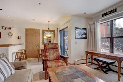 Photo 3 - Quaint Winter Hideaway Sleeps 4- Across from Vibrant Main St