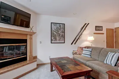 Photo 2 - Quaint Winter Hideaway Sleeps 4- Across from Vibrant Main St