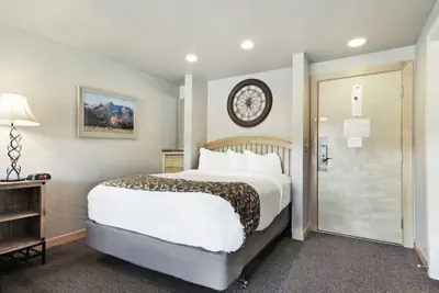 Photo 4 - Downtown Studio w/ Sunny Alpine Views- Sleeps 4!