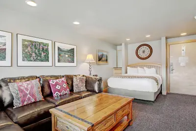 Photo 2 - Downtown Studio w/ Sunny Alpine Views- Sleeps 4!