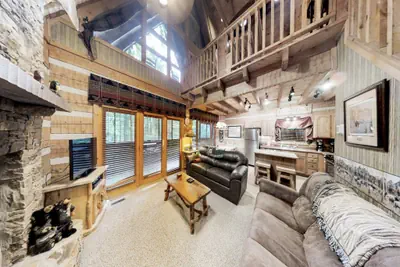 Photo 5 - Streamsong Secluded Creek View Cabin with Hot Tub and Pool Table