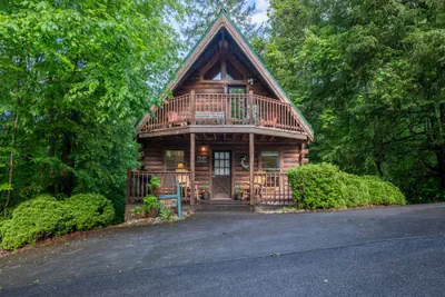 Photo 4 - Bearfoot Landing - Rustic 2 Bedroom Cabin with Hot Tub