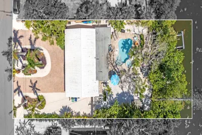 Photo 2 - Manatee Manor