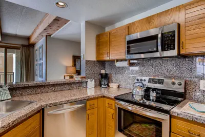Photo 4 - Unique & Modern 2 BR Condo With Fireplace