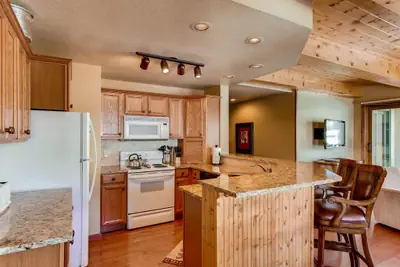 Photo 4 - Recently Remodeled 2 Br Condo at the Plaza