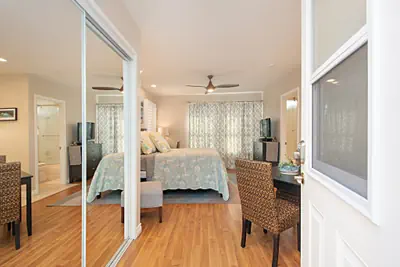 Photo 4 - HB STUDIO Blocks to the Beach & Downtown