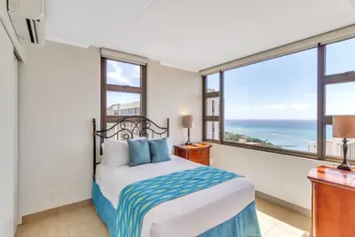 Photo 3 - 37th Floor Condo with Sweeping Ocean Views & Free parking!