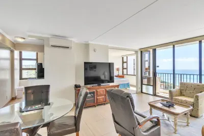 Photo 5 - 37th Floor Condo with Sweeping Ocean Views & Free parking!