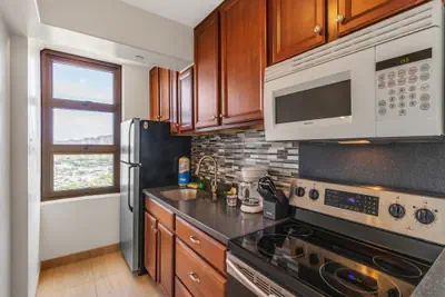 Photo 2 - 37th Floor Condo with Sweeping Ocean Views & Free parking!