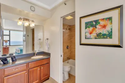 Photo 4 - 37th Floor Condo with Sweeping Ocean Views & Free parking!