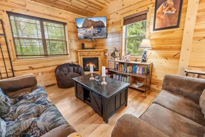 Photo 5 - Foxes' Den Cabin with Private Hot Tub and Arcade Game