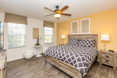 Photo 2 - 4 bedroom townhouse with a private pool!