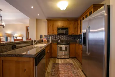 Photo 4 - Beautifully Renovated 2Bedroom Condo with Balcony