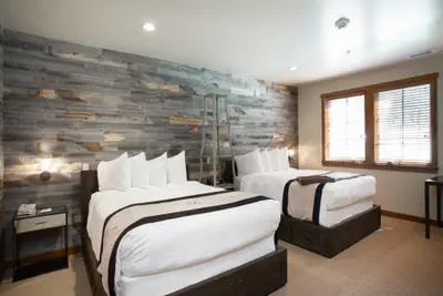 Photo 2 - Hotel Room - Silver Baron Lodge