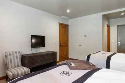 Photo 3 - Hotel Room - Silver Baron Lodge