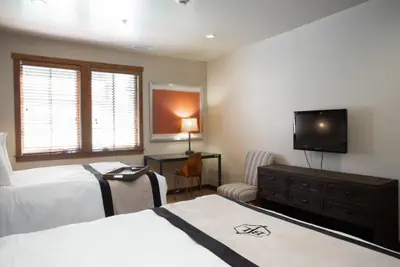 Photo 4 - Hotel Room - Silver Baron Lodge