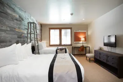 Photo 5 - Hotel Room - Silver Baron Lodge