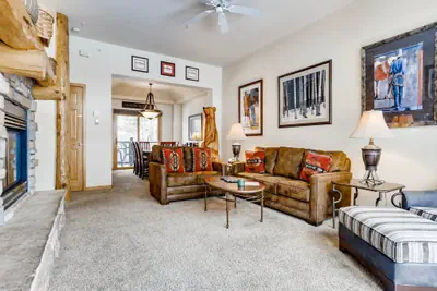 Photo 2 - Premiere 2Br Townhome - Shuttle to Slopes. Kids Ski Free!