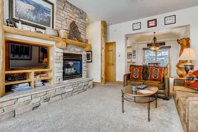 Photo 3 - Premiere 2Br Townhome - Shuttle to Slopes. Kids Ski Free!
