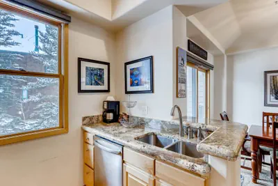 Photo 5 - Premiere 2Br Townhome - Shuttle to Slopes. Kids Ski Free!