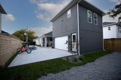 Photo 4 - Pet Friendly Modern Zen Studio Retreat with Hot Tub
