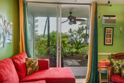 Photo 2 - OUTSTANDING OCEANFRONT STUDIO - KONA ISLANDER INN CONDOS